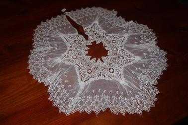 Cream coloured fine lace collar approx. 1900 - 1920