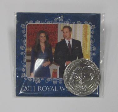 Obverse: Busts of Prince William & Catherine Middleton, with stylised English rose underneath.  Around the edge are the words : THE ROYAL WEDDING - HRH PRINCE WILLIAM AND CATHERINE MIDDLETON.
Reverse:  Ring of stylised roses with “CW” in 6 spaces.  Around edge are the words: OFFICIAL AUSTRALIAN COMMEMORATIVE MEDALLION.  In plastic wallet containing a photograph of Prince William and Catherine Middleton.
