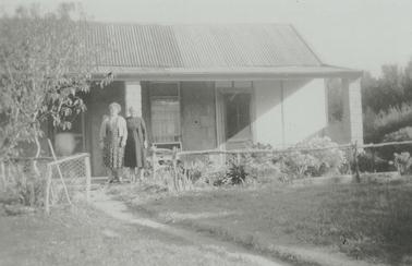 Cottage in Gordon St, Blairgowrie.  At left: Lucy Watson  nee Hill.  Right: Elizabeth Hill nee Merser, mother of Lucy married George Hill 1940s-1950s.  