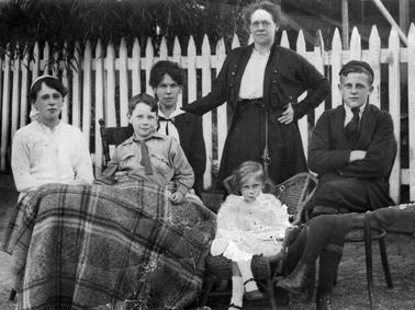 Mrs  A Hunt (Proprietor of the Rye Hotel (1920s - 1950s) and her family