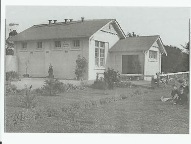 Photo of Rye School building 1923 (inc. children in foreground) 