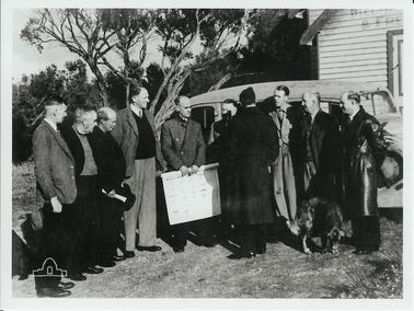 Volunteers of Air Observer Corps with Flt Lt. McDonald (RAAF) at Rye