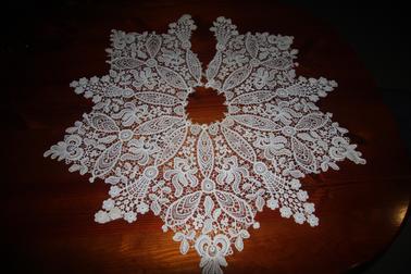 Large lace collar.    Cotton or silk