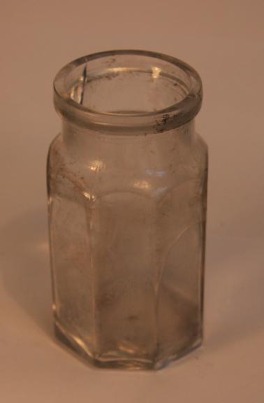Clear glass pickle jar - 6 sided
Inscription “Property of Francis Longmore & Co., Melbourne”
Net contents 1lb