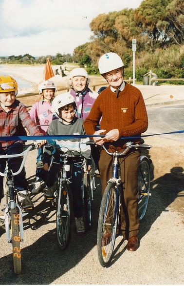 Opening of bike track - plaque at Rye Pier, 22 august 1990
Cllr Les Thomas, shire President + 4 cyclists (3 children, 1 adult)