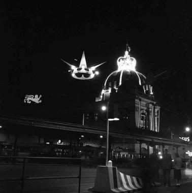 Melbourne, 1954
Melbourne prepared for the visit of Queen Elizabeth II.