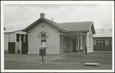Front view of the Mornington Post Office, taken from the corner of the Esplanade and the Main Street