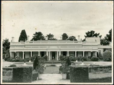 Beleura c1863 a large single storied stucco house the main body of the symmetrical house has a balustraded parapet above the main façade with a colonnade of corinthian columns supporting a separate verandah