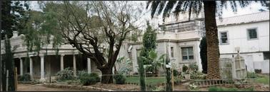 Beleura c1863 a large single storied stucco house the main body of the symmetrical house has a balustraded parapet above the main façade with a colonnade of corinthian columns supporting a separate verandah