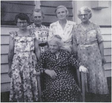A group photo of Emily Stone (nee Davenport) seated (Mother), surrounded by her daughters from left to right, Grace b.1905, Ada b.1897, Ivy b.1903 and Cis (emily) b.1886